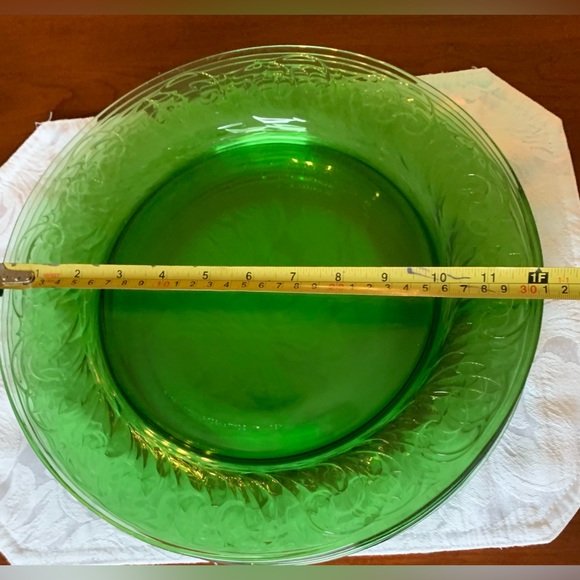 Gorgeous green color thick glass charger dinner plates set of four 30 cm / 12 in - Picture 2 of 5